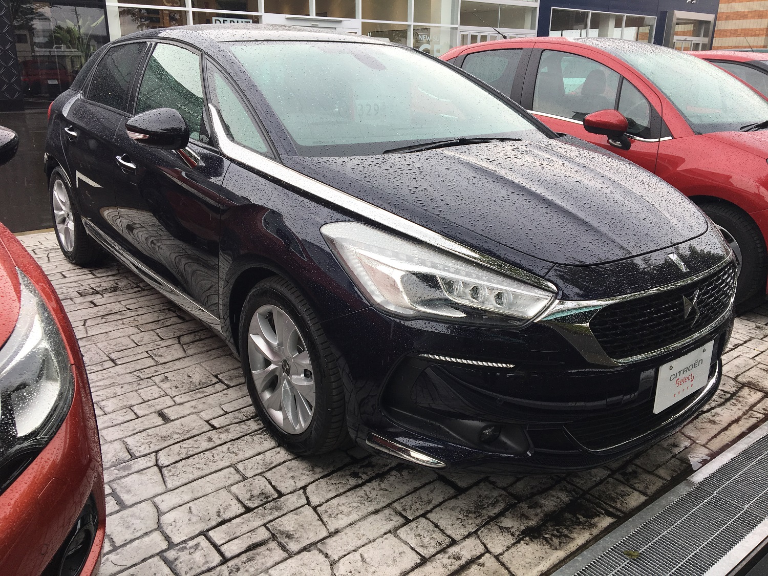 雨も滴るいい中古車ございます。