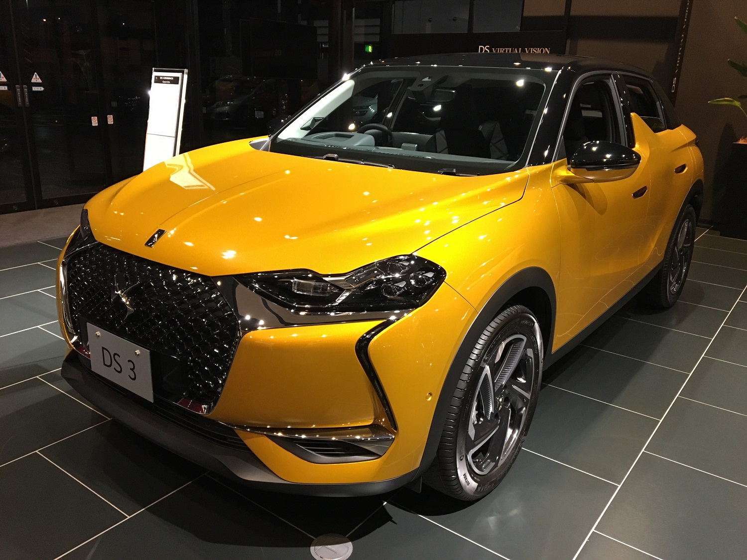 輝くDS3 CROSSBACK展示しております！