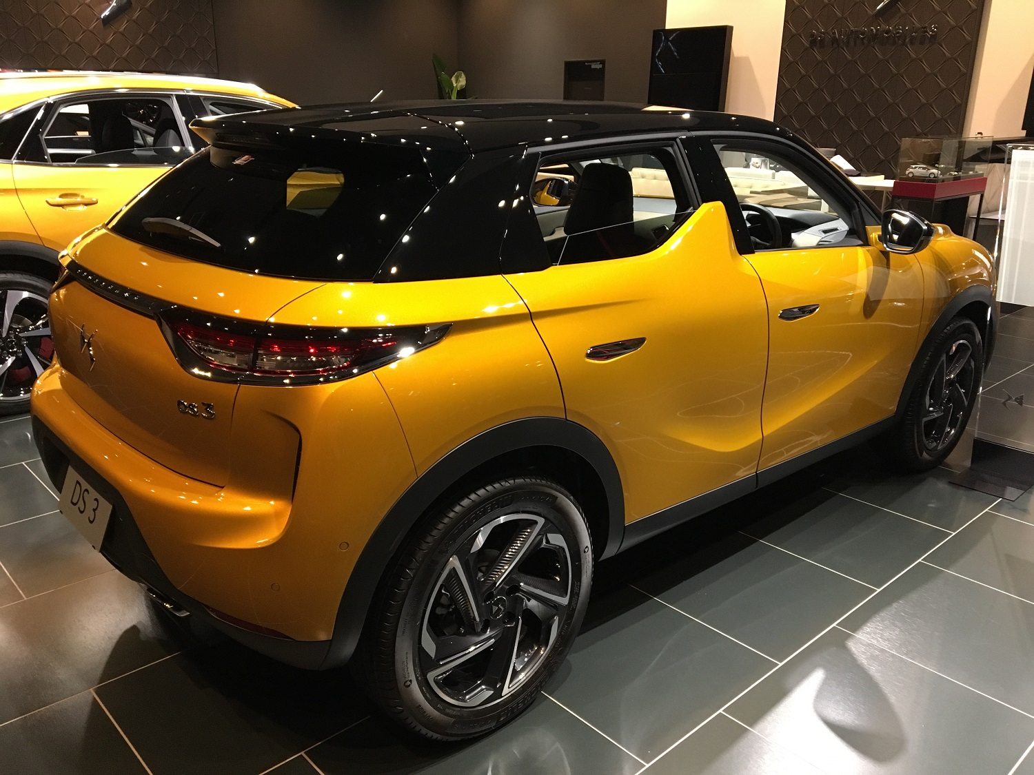 輝くDS3 CROSSBACK展示しております！