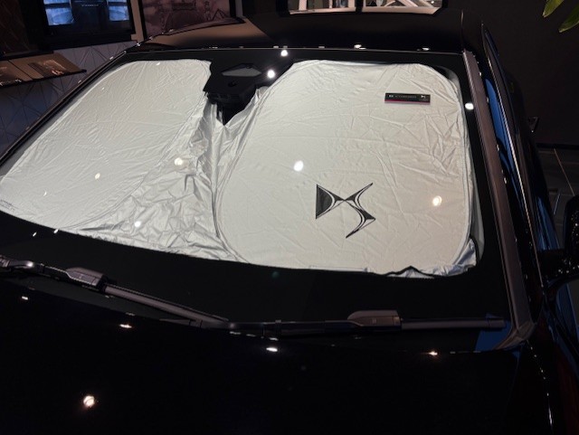 フロントウィンドウサンシェード