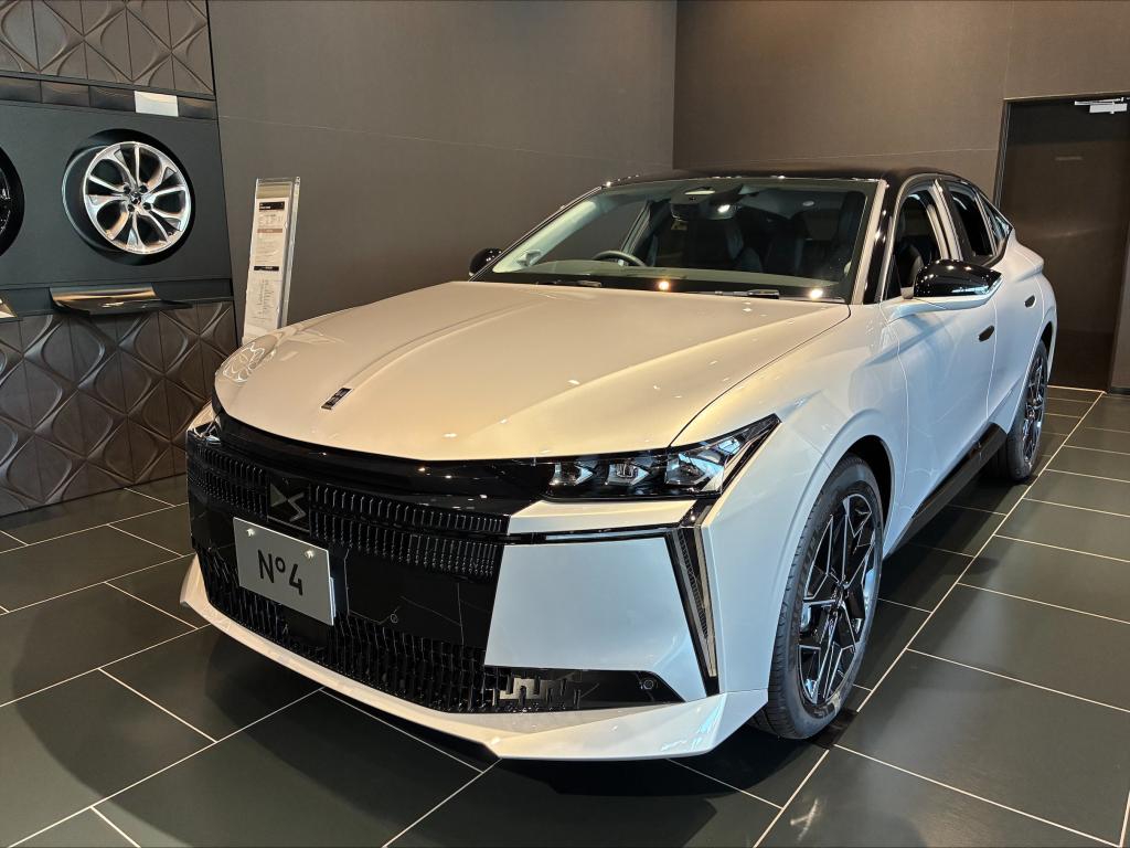 新型NO4　展示中　エクステリア